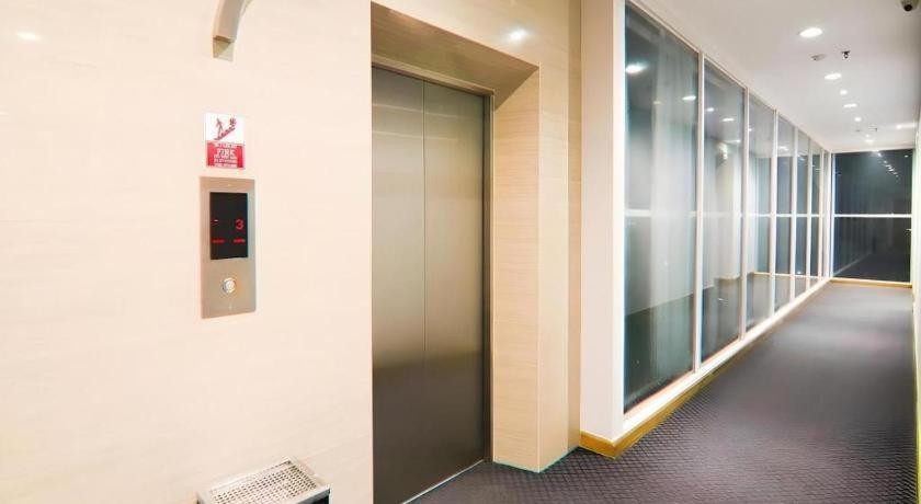 U Stay Hotel Mangga Besar Джакарта Екстер'єр фото